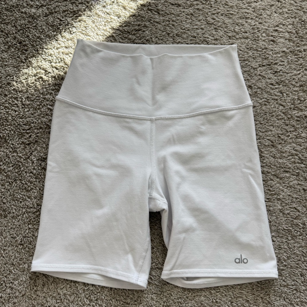 Alo Yoga White Airbrushed 7 inch Biker Shorts/ Size Small